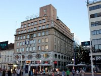 Trg bana Jelačića 16, Gajeva 1. Hotel Milinov, danas Hotel Dubrovnik. Sagrađen 1929. godine prema projektu Dionisa Sunka (Sunko - Jungmann)  Hotel Milinov, danas Hotel Dubrovnik, na uglu Gajeva 1 /Trg bana Jelačića 16 sagrađen je 1928./1929. prema projektu Dionisa Sunka (Sunko & Jungmann). Hotel Milinov je dobio naziv po prvom vlasniku - trgovcu Svetozaru Milinovu, a od 1940. vlasnik je postala Dubrovačka plovidba koja mu je dala današnji naziv. Zgrada hotela u donjem dijelu dizajnirana je u stilu art décoa, dok je gornji dio u duhu ekspresionizma. Na pročelju središnjeg dijela zgrade, prema Trgu, iznad prozora trećeg kata, postavljen je brončani kip Merkura (u rimskoj mitologiji bog trgovine i putovanja), koji je premješten sa srušene kuće trgovca Pavla Hatza, koju je na tome mjestu sagradio Bartol Felbinger. U toj kući nalazila se je poznata Velika kavana.